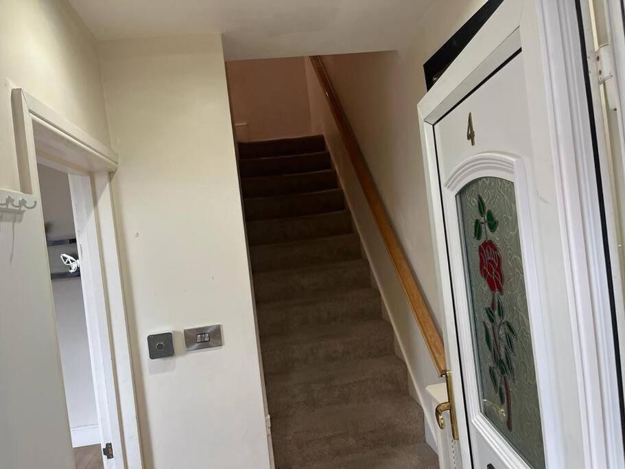 Fabulous 3 Bedroom House , Sleeps Up To 5-7 Guest. South Ockendon Exterior photo
