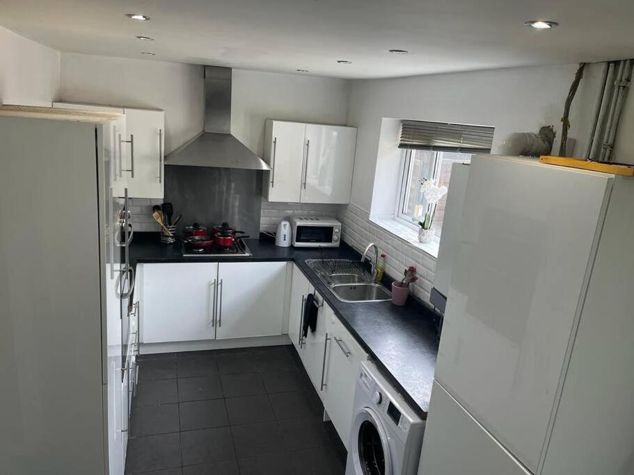 Fabulous 3 Bedroom House , Sleeps Up To 5-7 Guest. South Ockendon Exterior photo